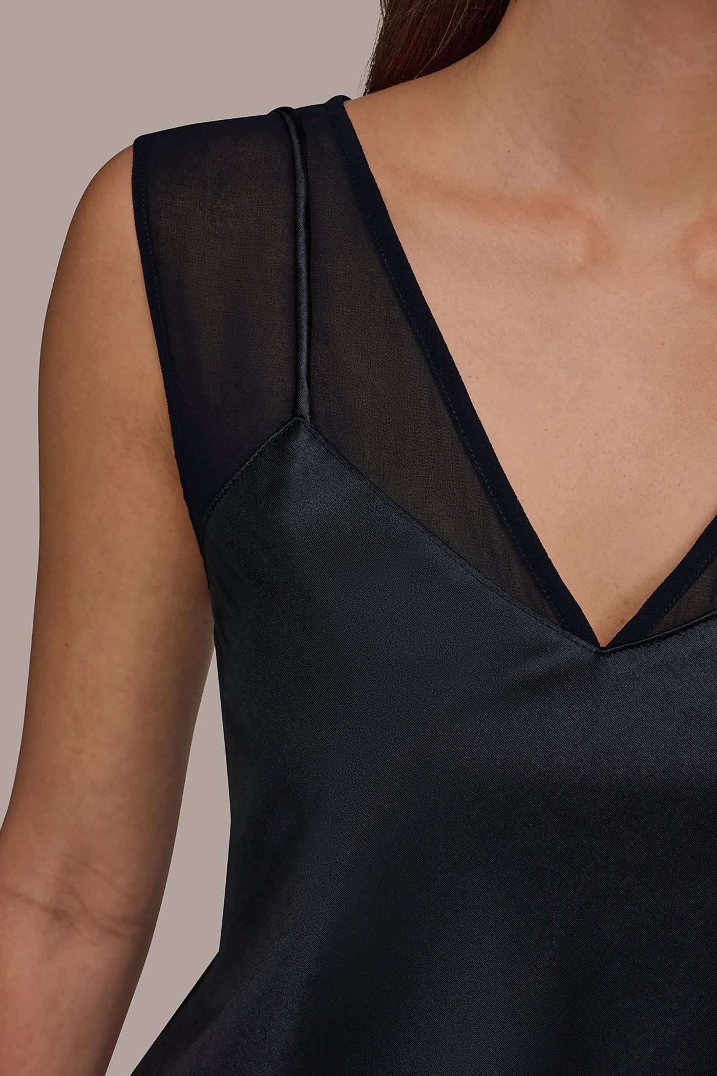 SLEEVELESS V-NECK TOP VIEW 5