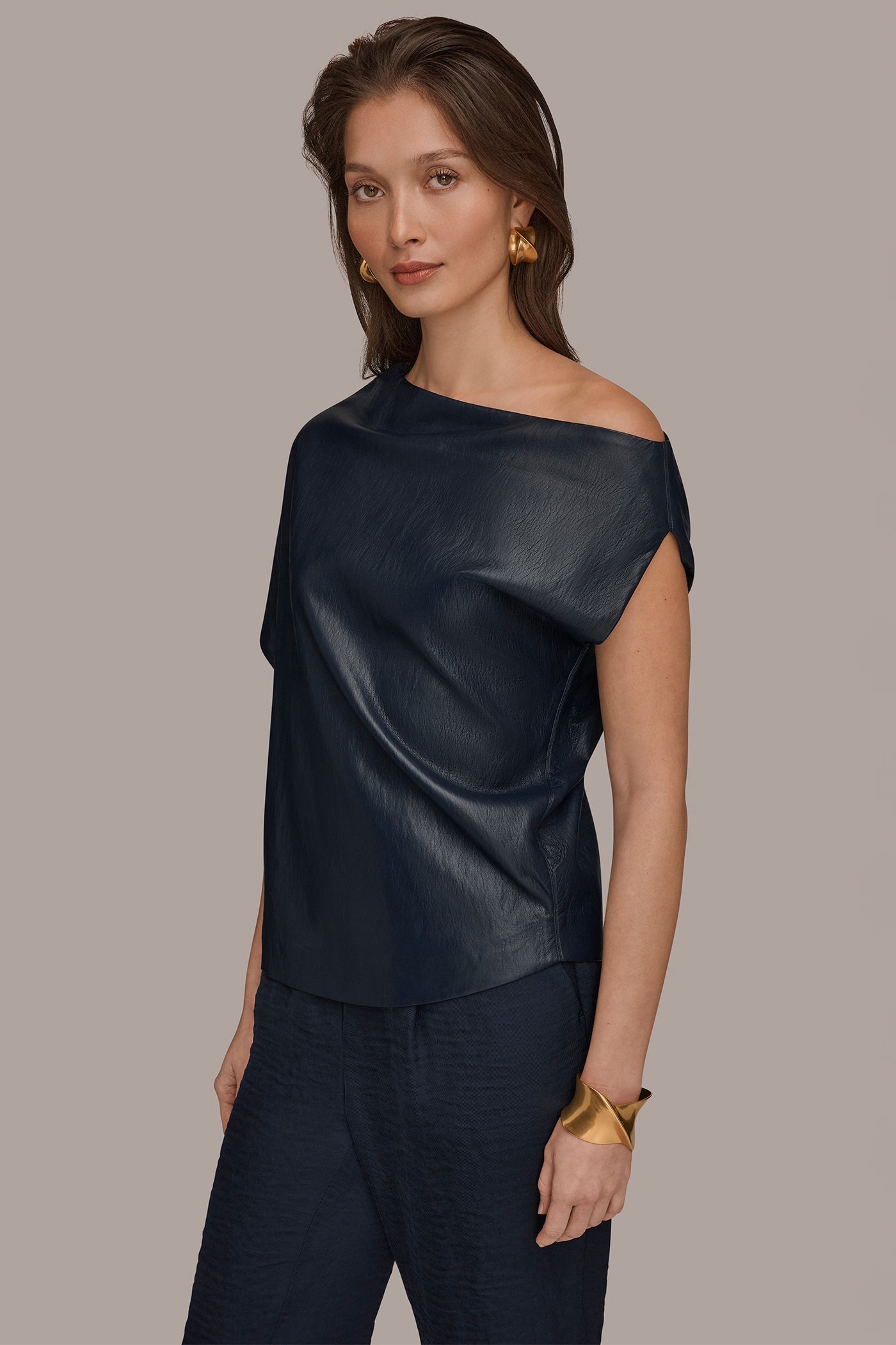 ASYMMETRIC ANGLE HEM TOP VIEW 3