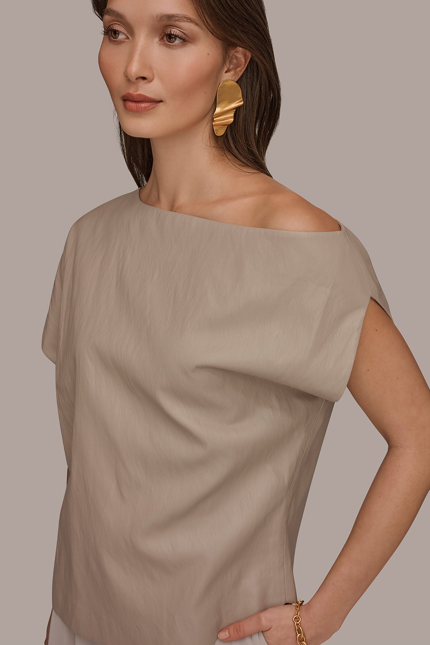 ASYMMETRIC ANGLE HEM TOP VIEW 4 | Joan Edit