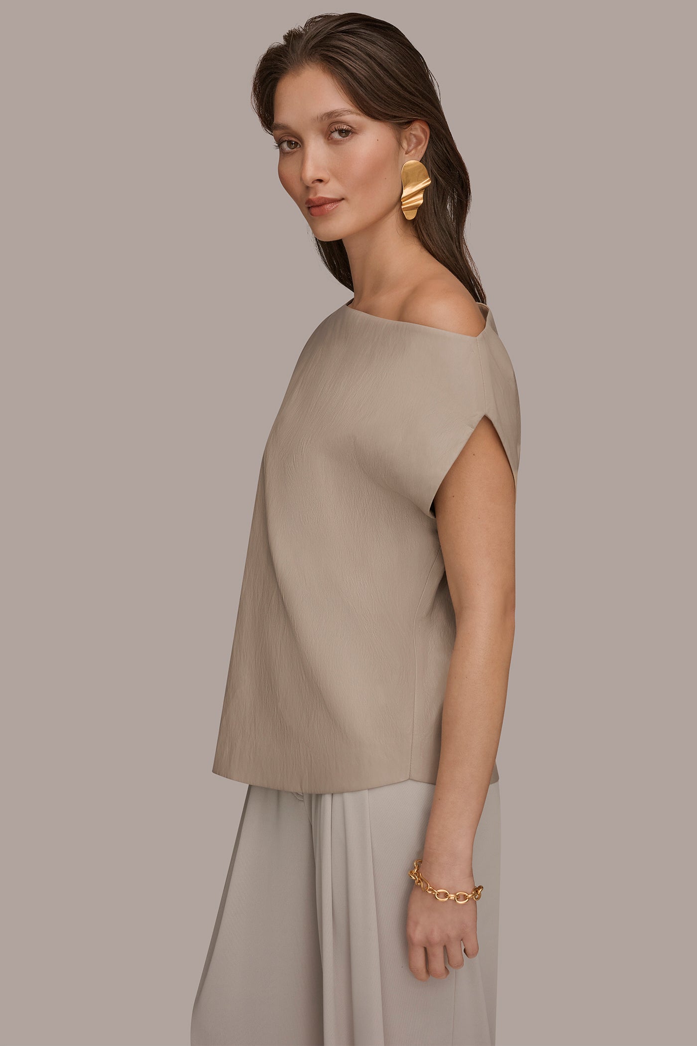 ASYMMETRIC ANGLE HEM TOP VIEW 3 | Joan Edit
