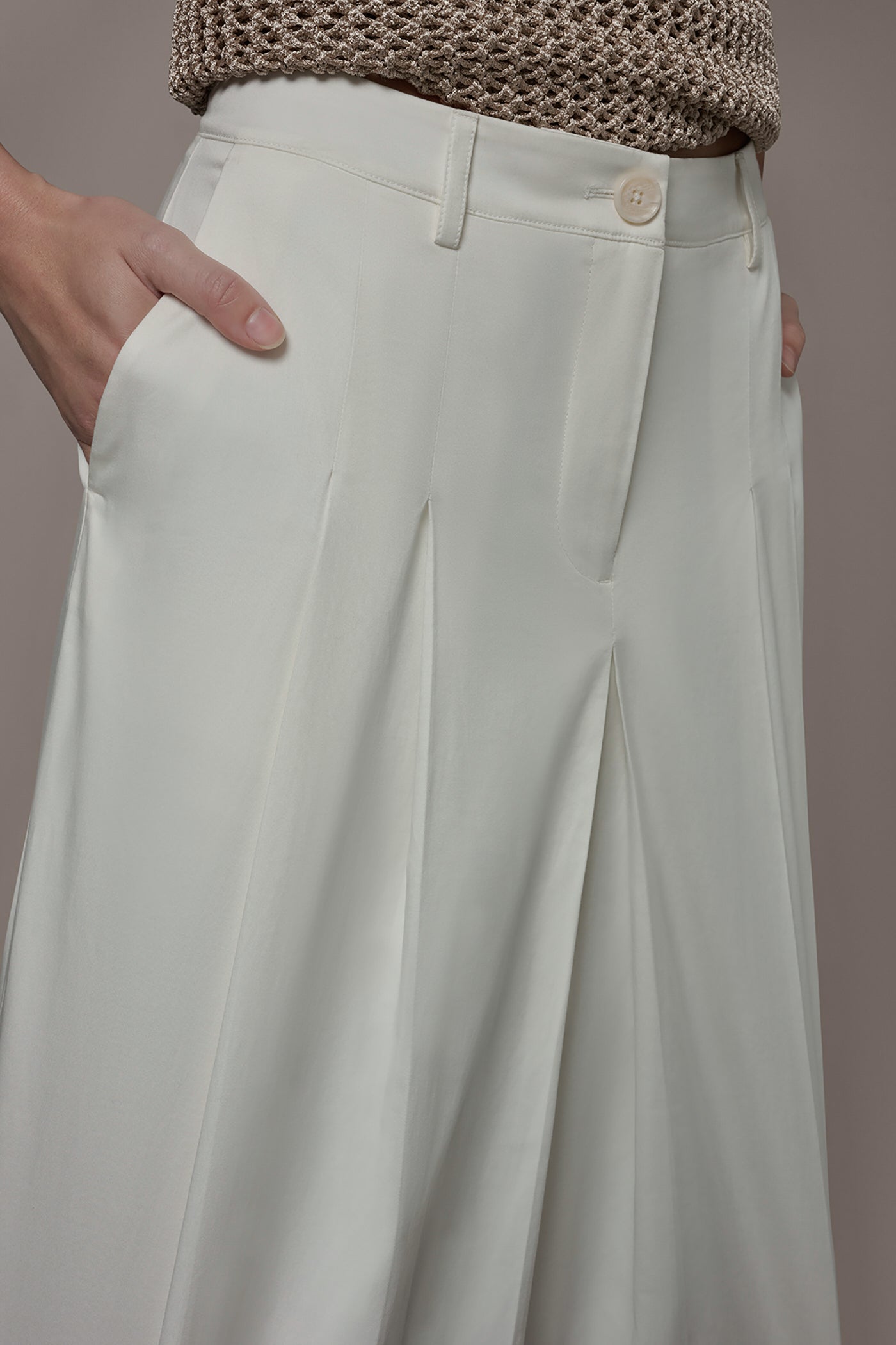 EXTRA HIGH-RISE COTTON-SATEEN PLEATED WIDE-LEG PANT VIEW 4