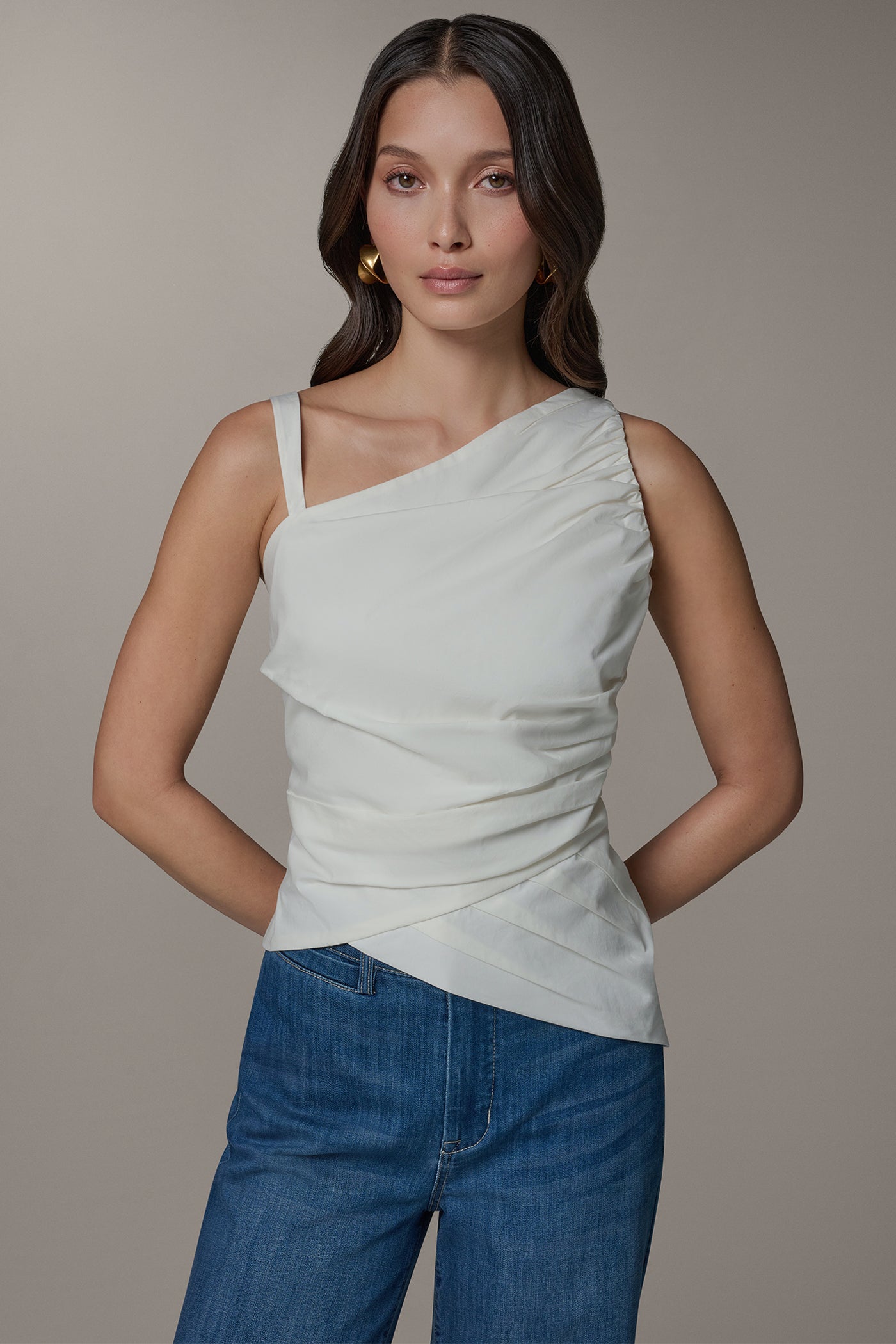 SLEEVELESS ASYMMETRIC BLOUSE