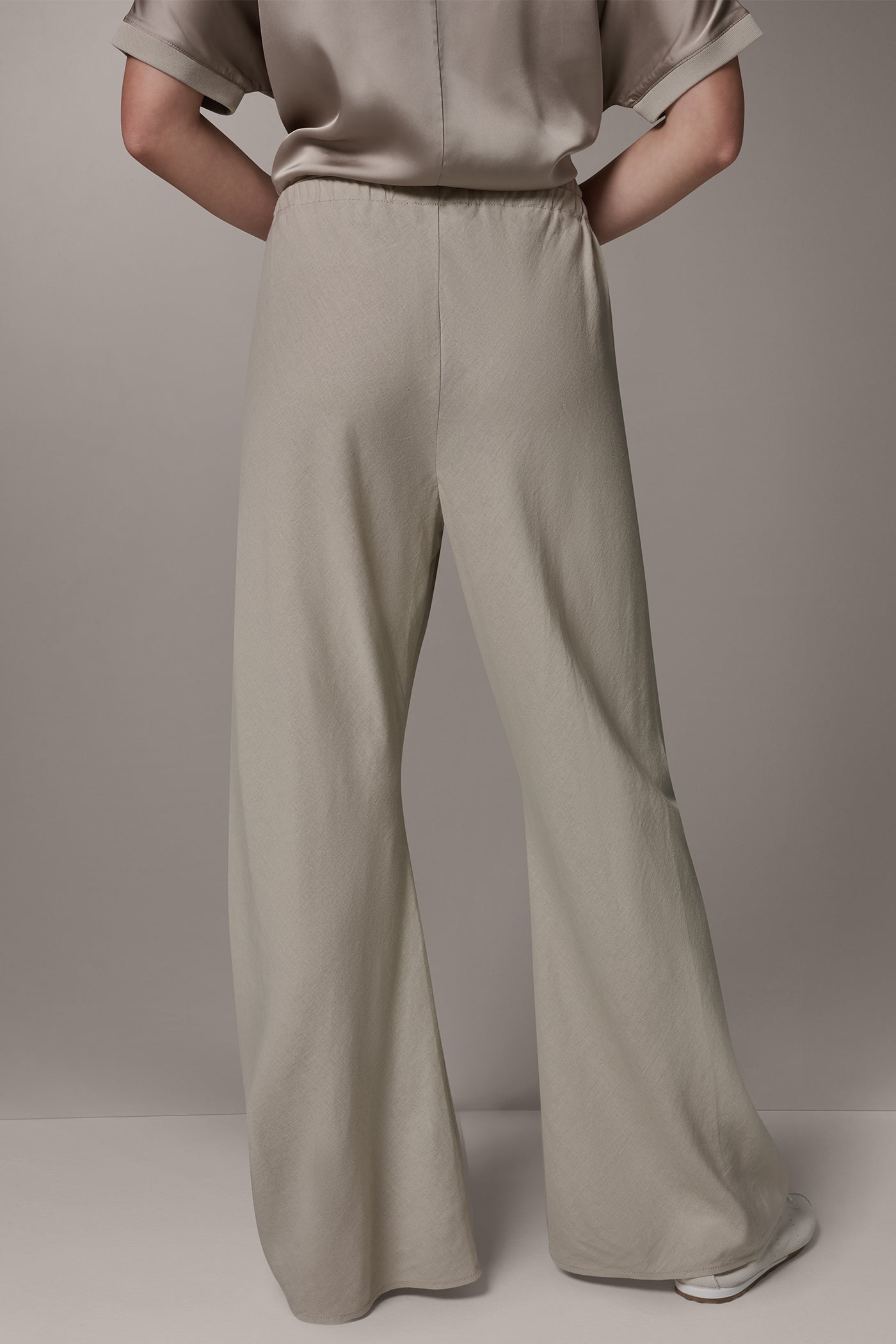 MID-RISE RELAXED ANKLE PANT | View 2 | NEW DONNA KARAN WEEKEND