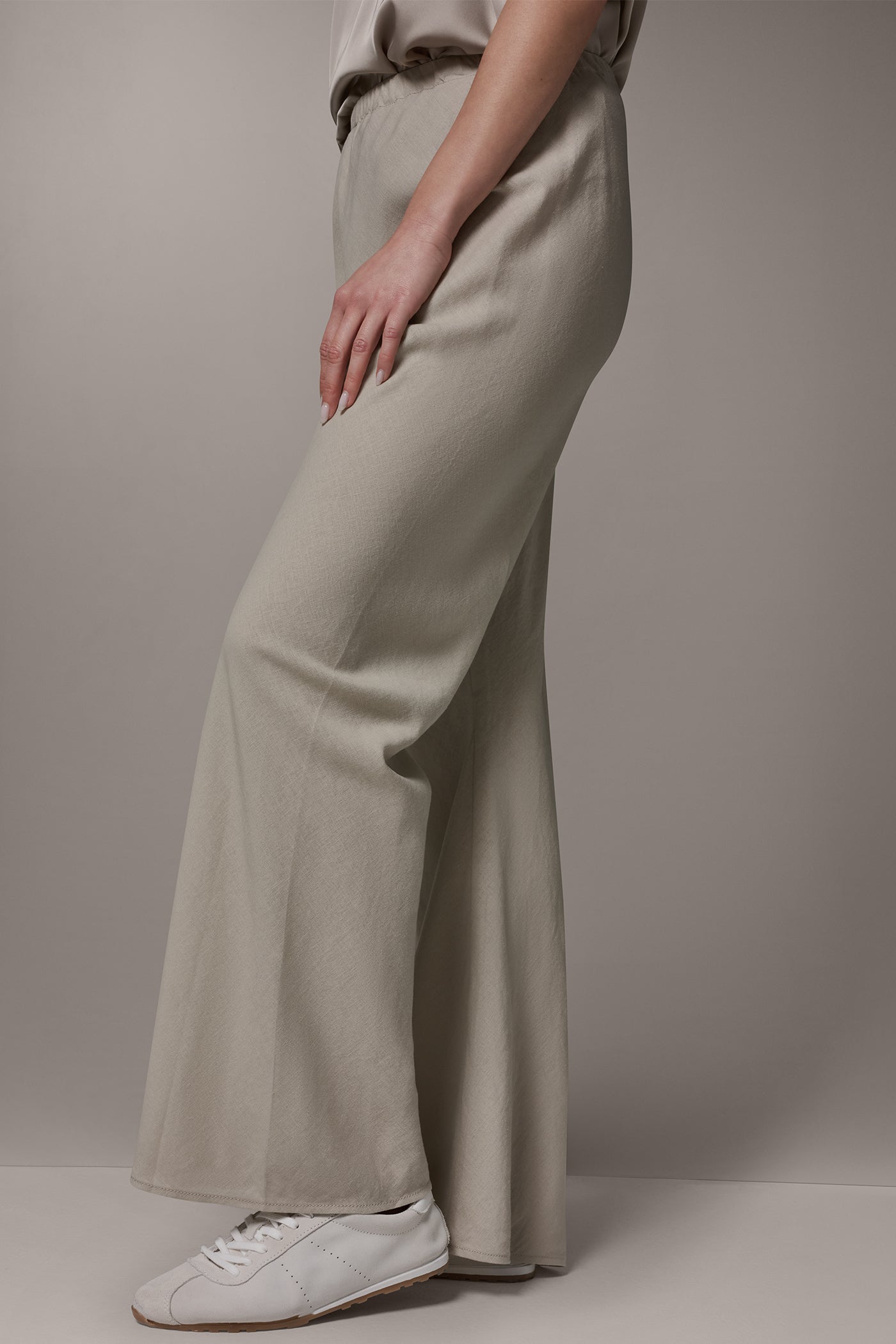 MID-RISE RELAXED ANKLE PANT VIEW 3 | NEW DONNA KARAN WEEKEND
