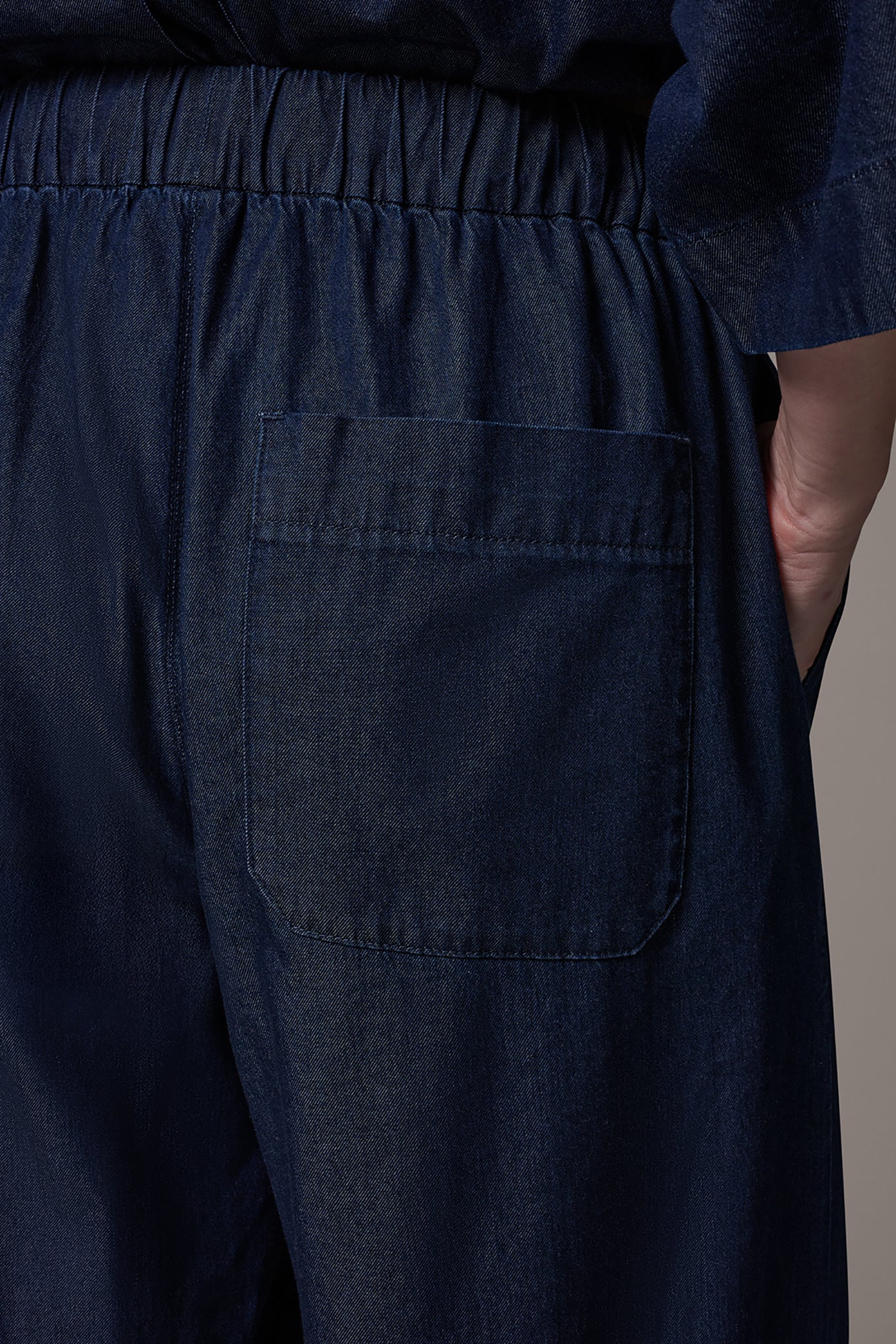 HIGH-RISE RELAXED PULL-ON PANT VIEW 6 | Pants