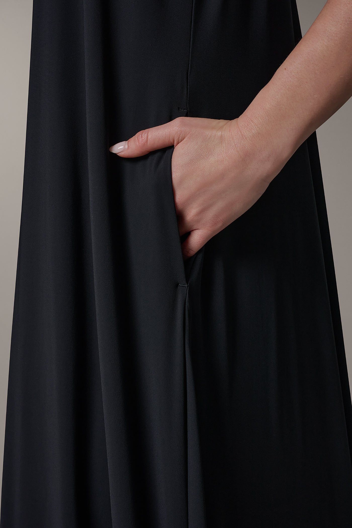 SLEEVELESS MIDI DRES VIEW 5 | Casual Collection