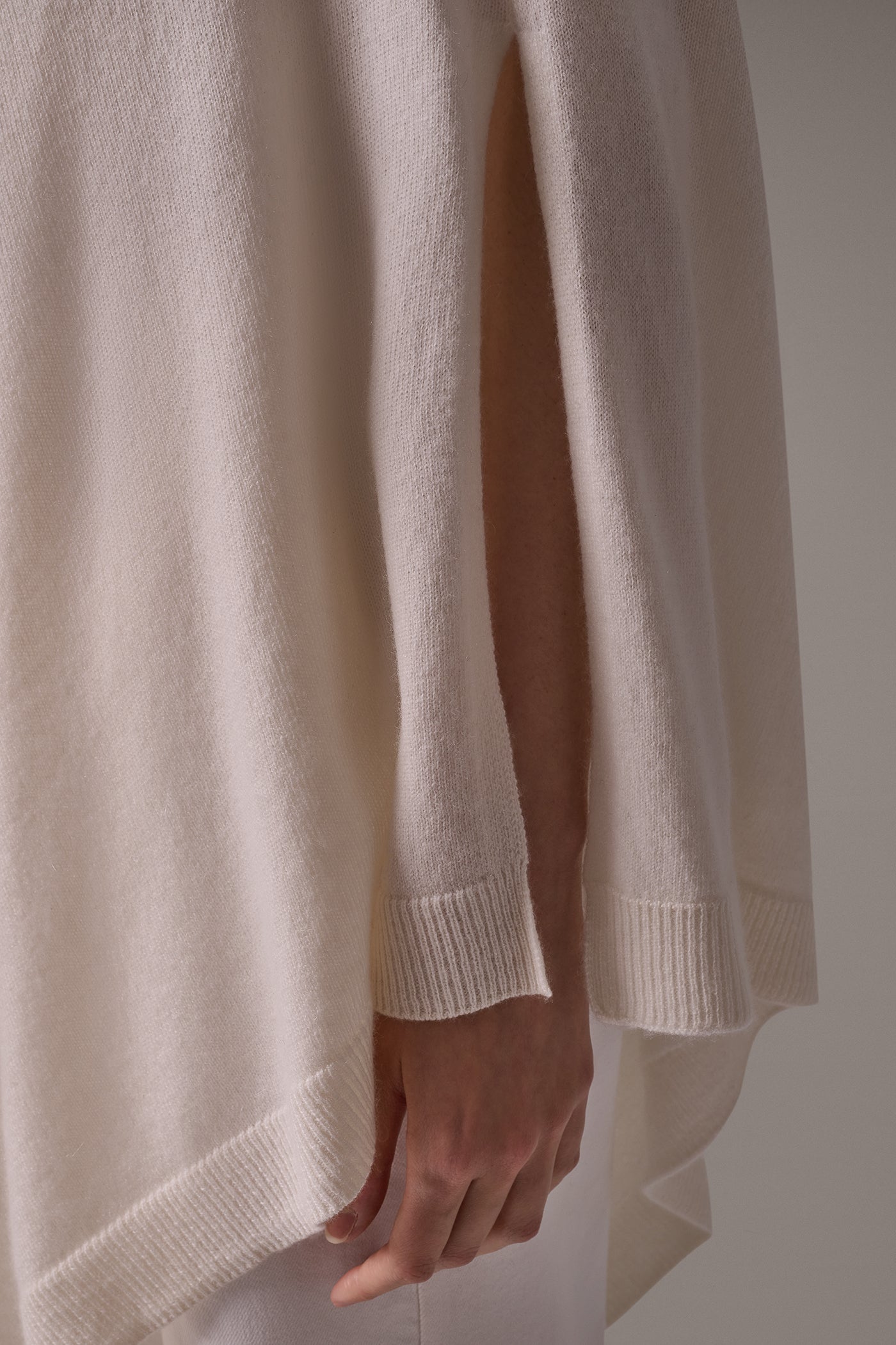 WOOL AND CASHMERE BLEND PONCHO VIEW 5