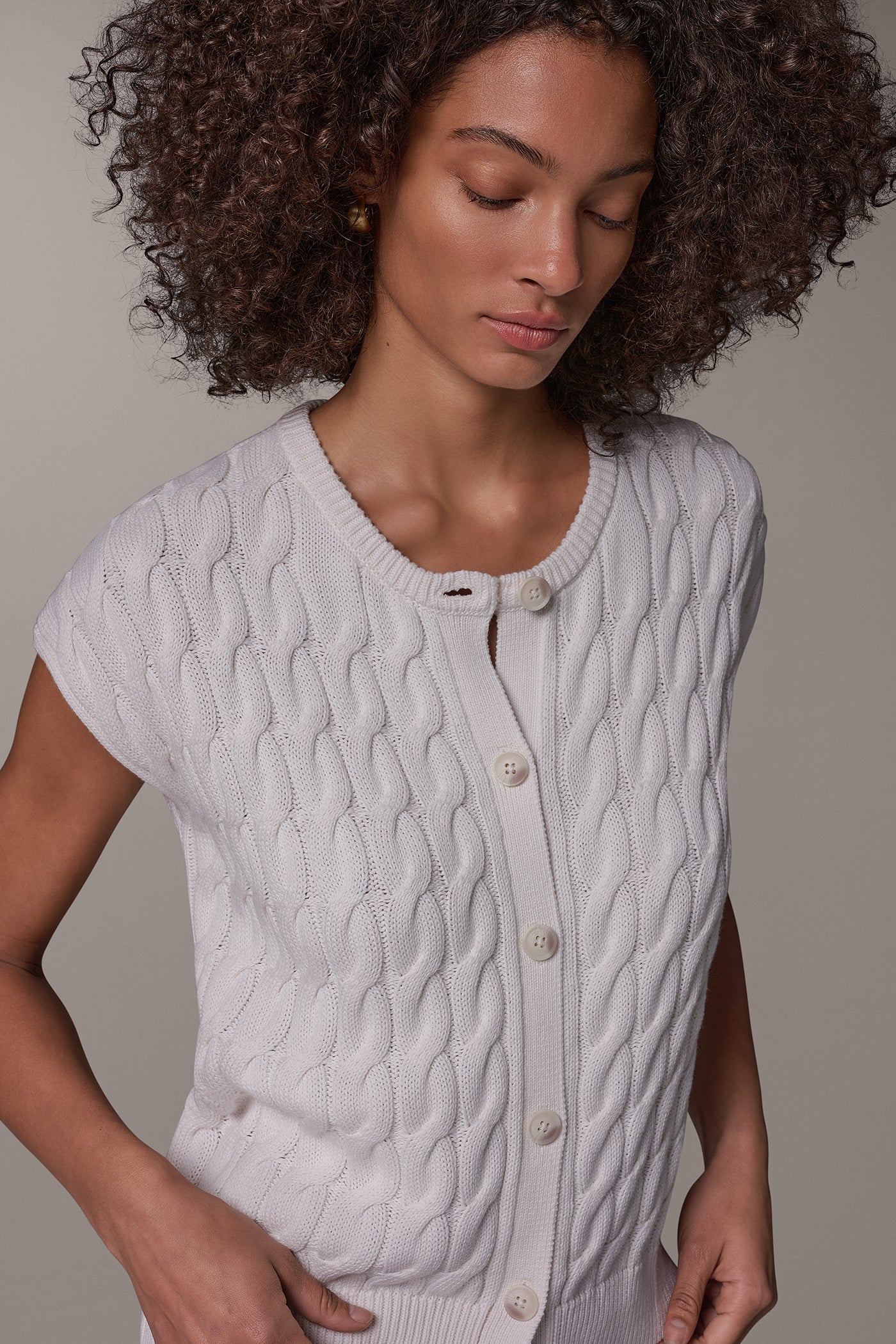 SLEEVELESS CABLE KNIT VEST VIEW 2