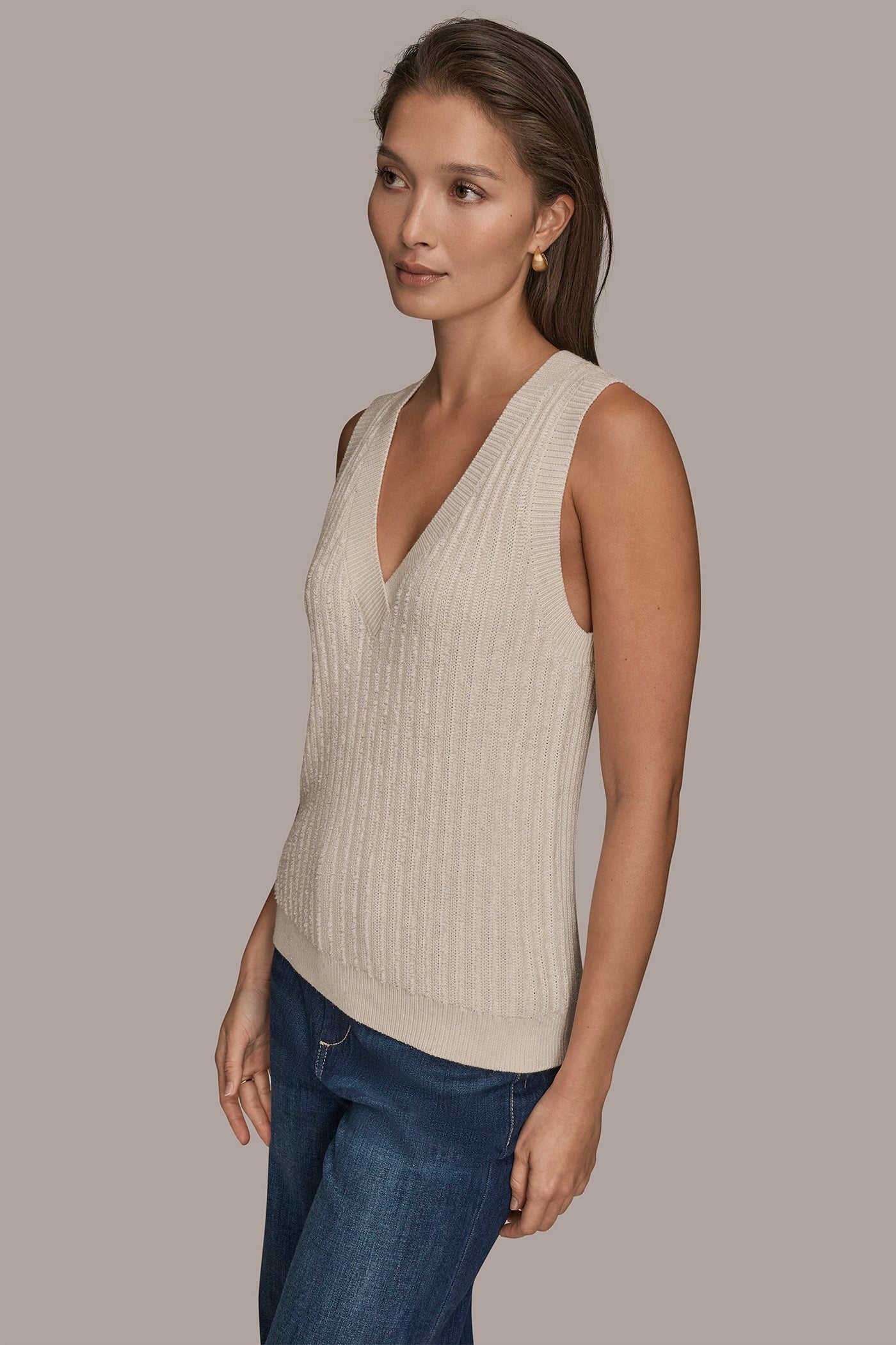 SLEEVELESS V-NECK SWEATER VEST VIEW 3