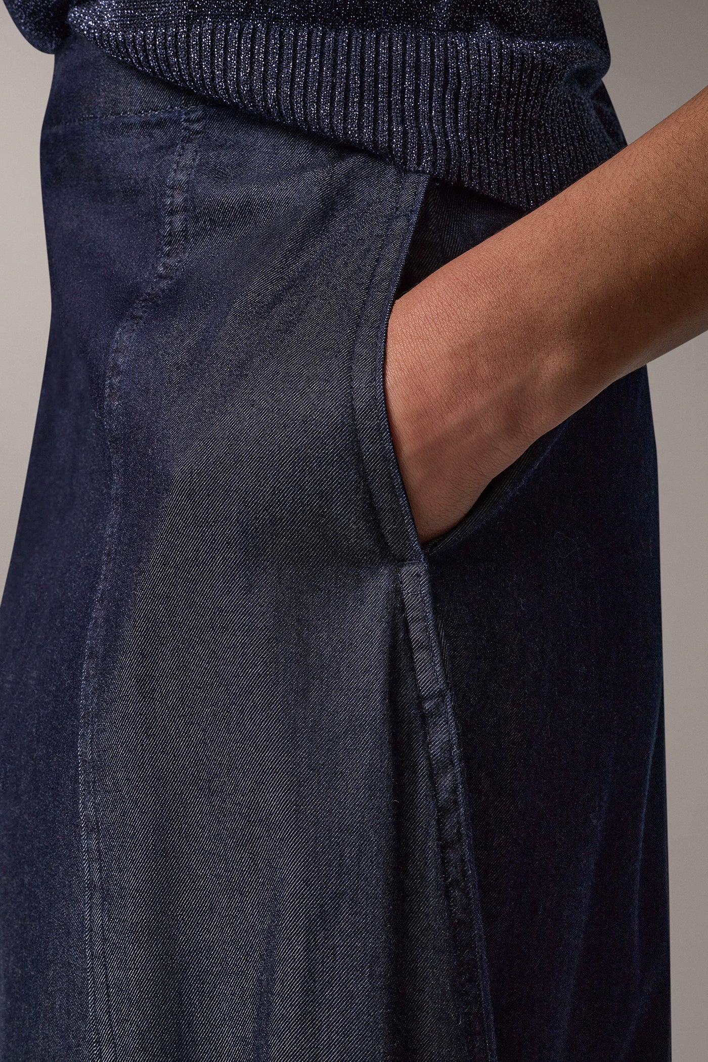 CONTOUR SEAM PLEATED MIDI SKIRT VIEW 2