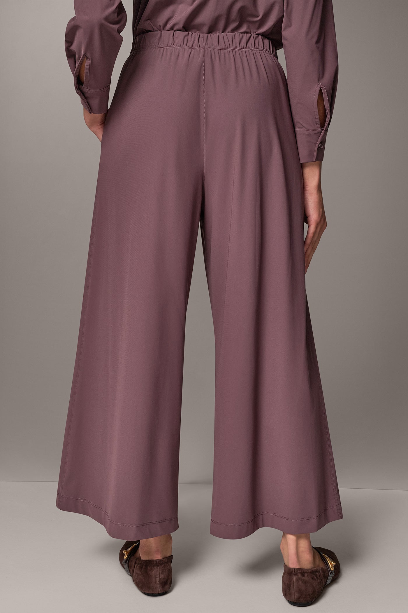 CROPPED MID-RISE PULL-ON PANT VIEW 3 | Modern Travel Capsule