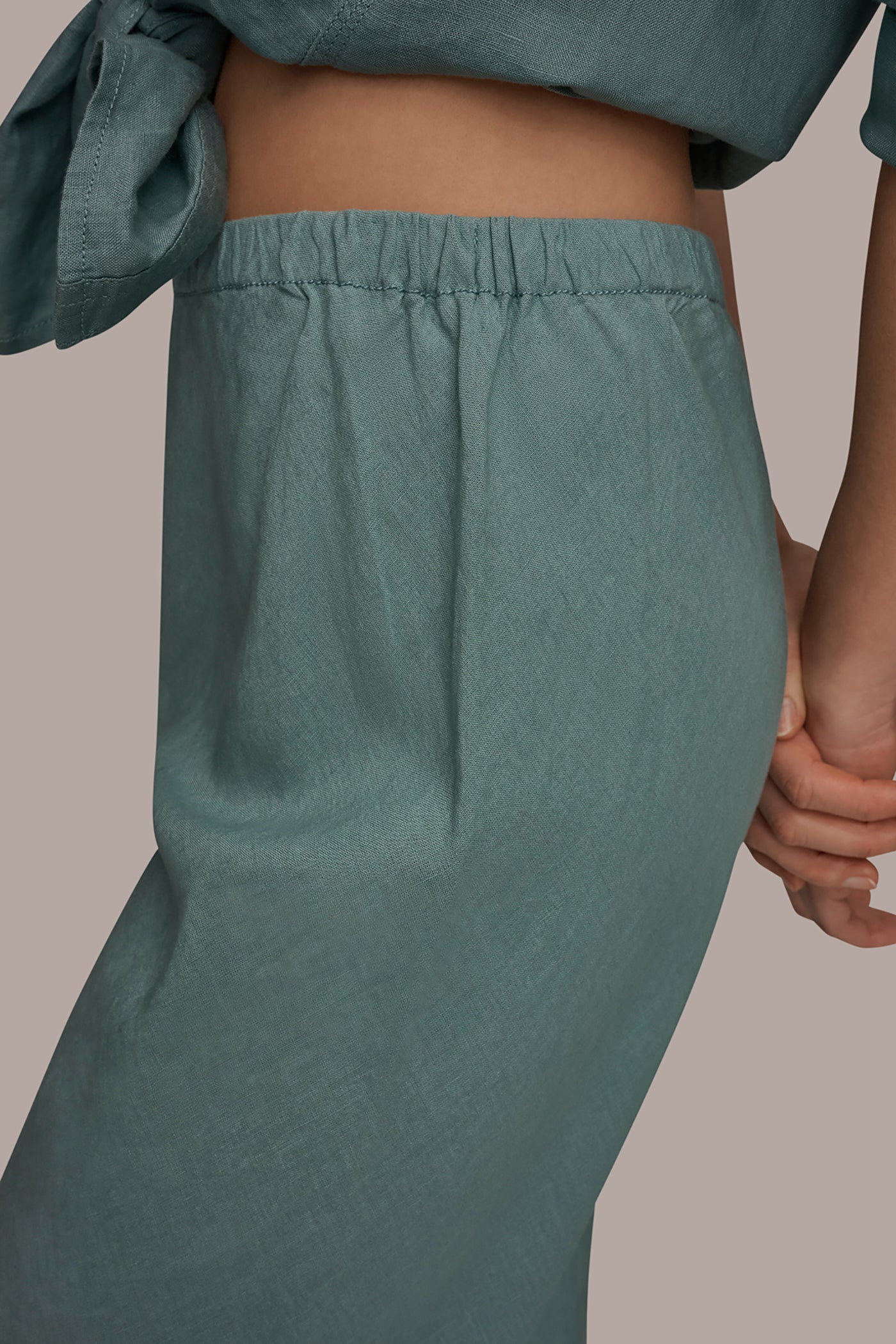 LINEN-BLEND MID-RISE RELAXED ANKLE PANT VIEW 4 | Donna Karan Weekend Bottoms