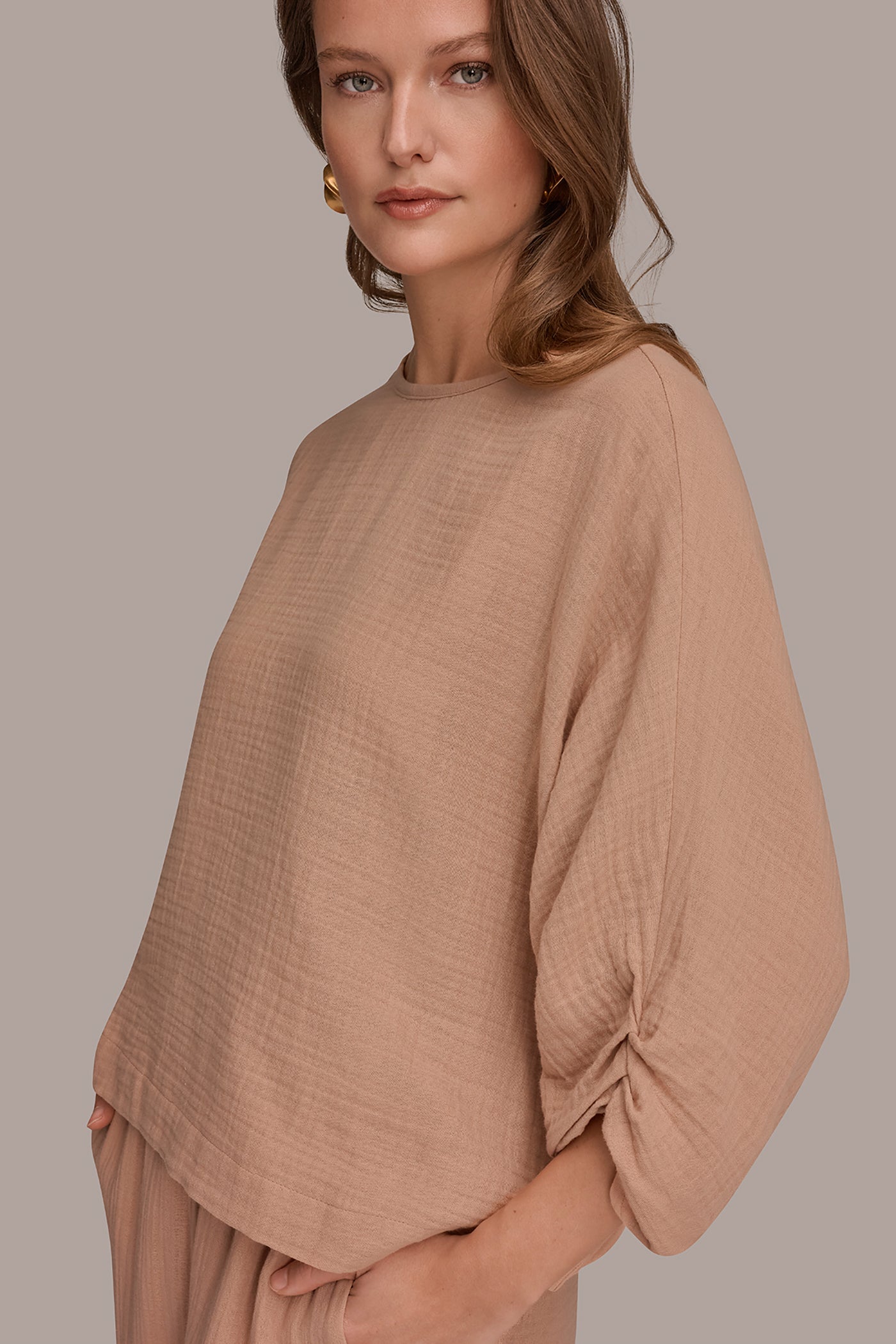 COTTON-GAUZE TWIST CUFF SLEEVE BLOUSE VIEW 3 | NEW DONNA KARAN WEEKEND