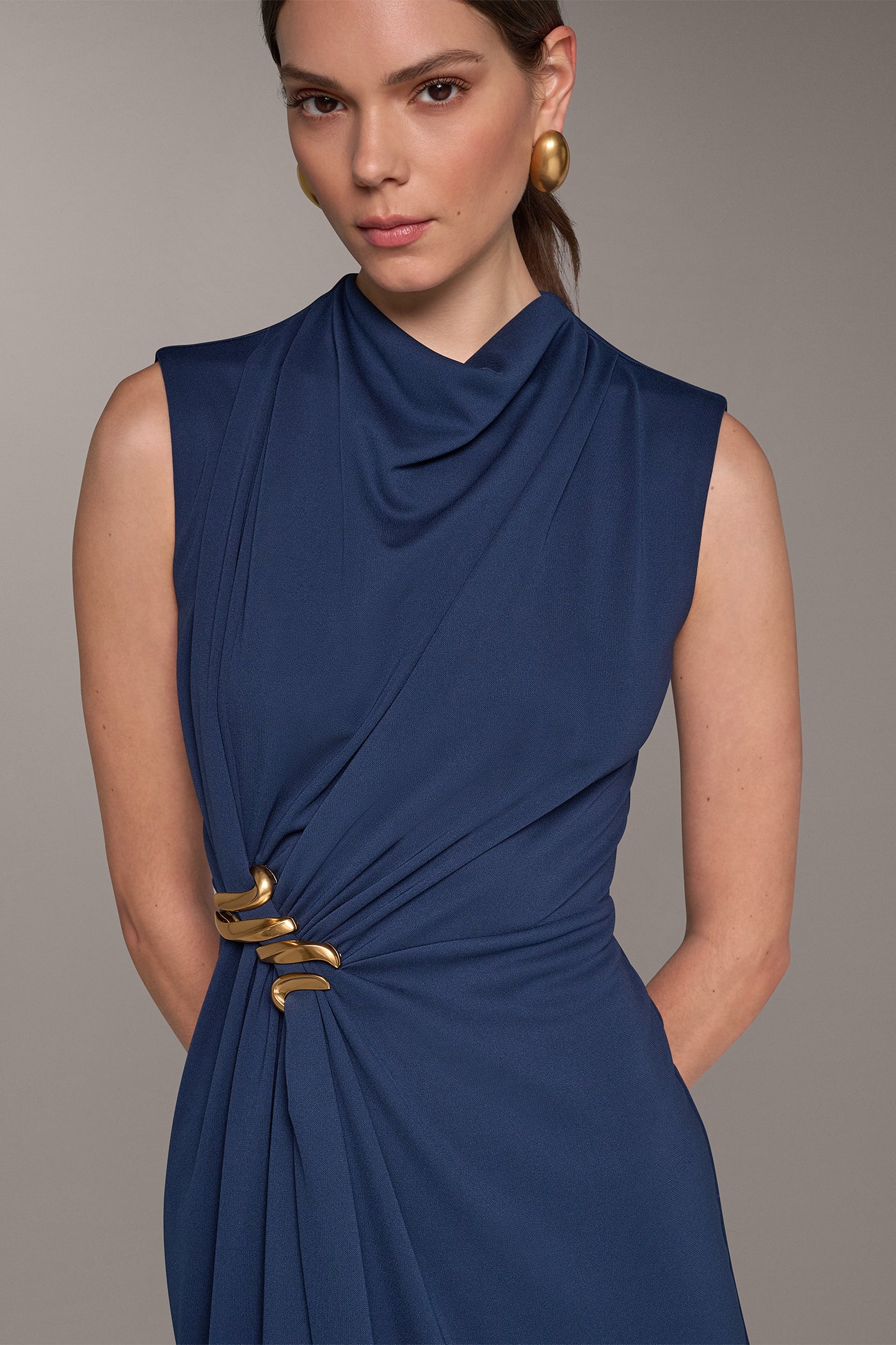 MOCK NECK GATHER WAIST SHEATH (alternate view)