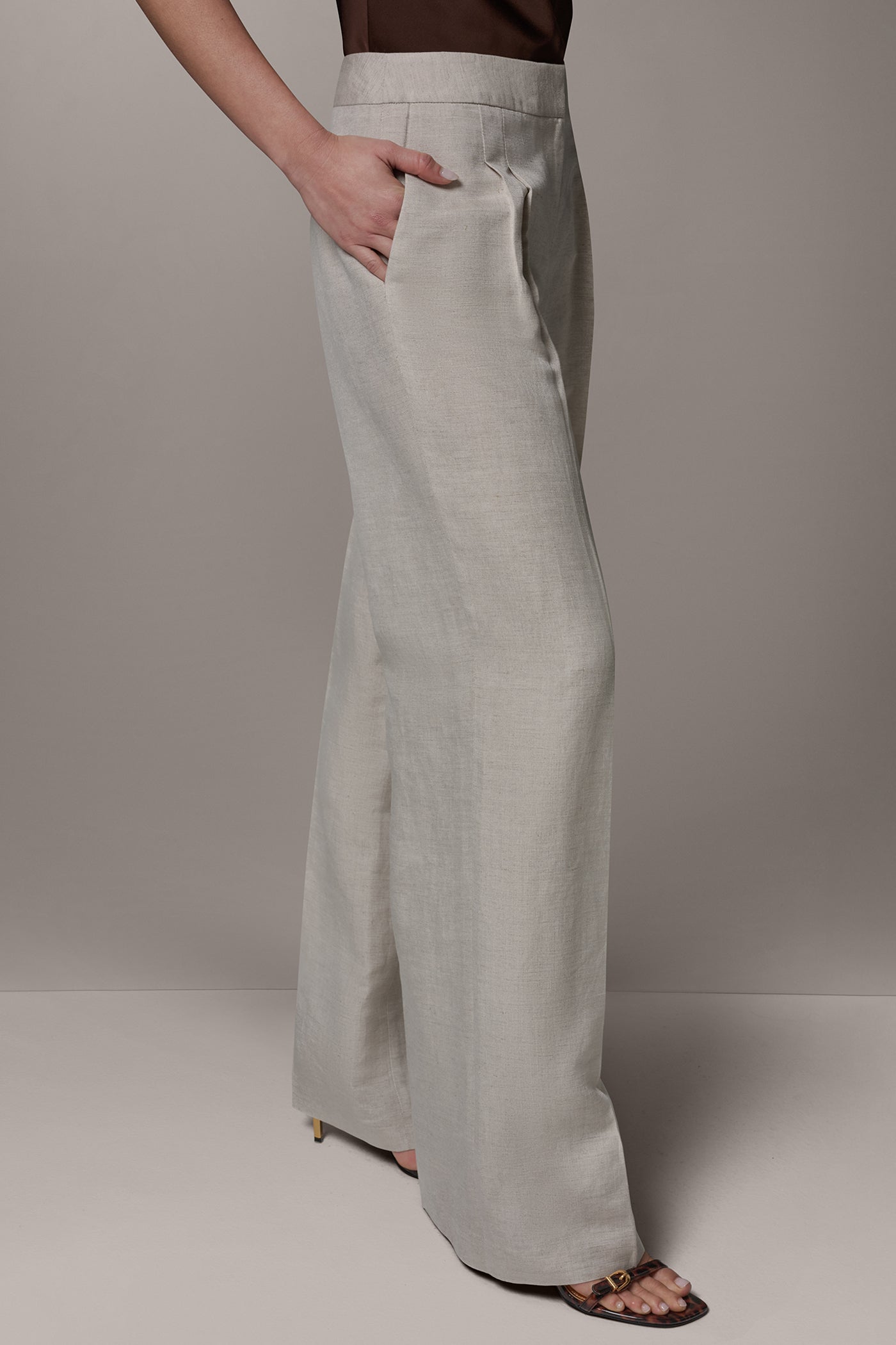 MID-RISE PLEATED WIDE-LEG PANT VIEW 3