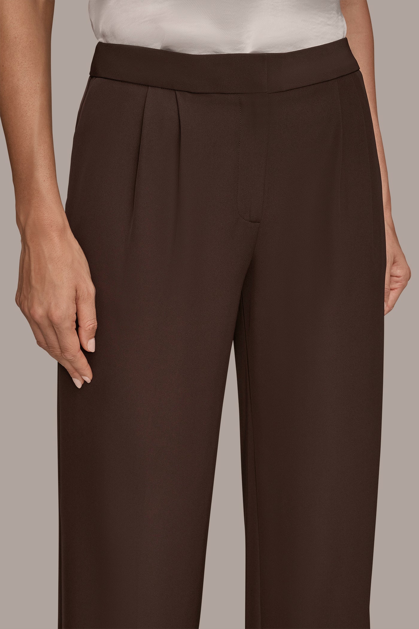 MID-RISE PLEATED WIDE-LEG SUIT PANT VIEW 6 | Clothing