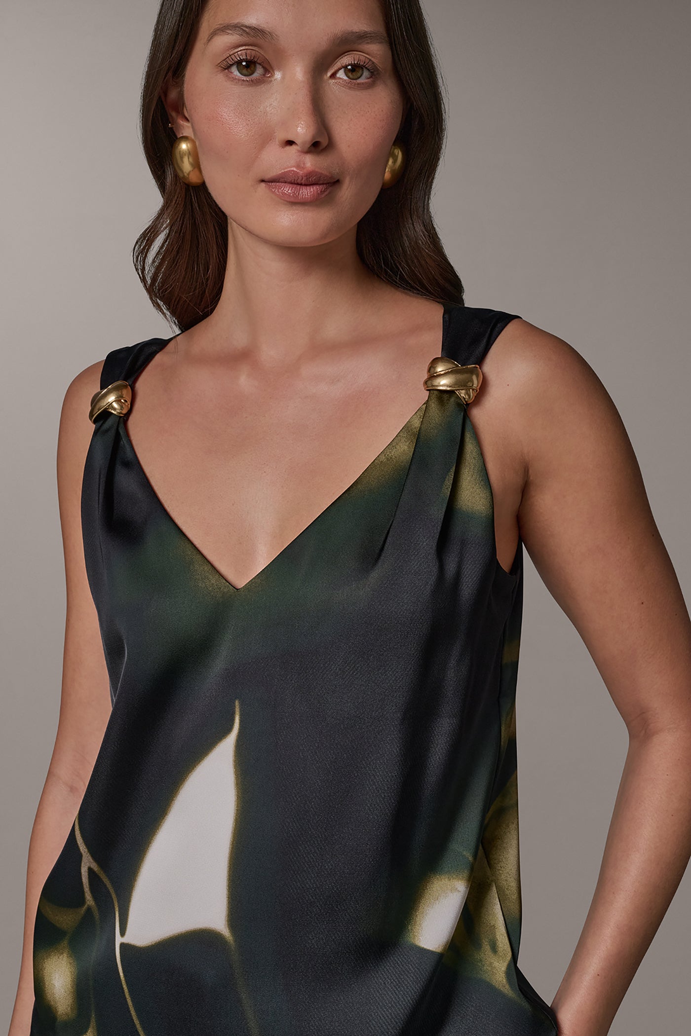 SLEEVELESS FLORAL BLOUSE VIEW 2