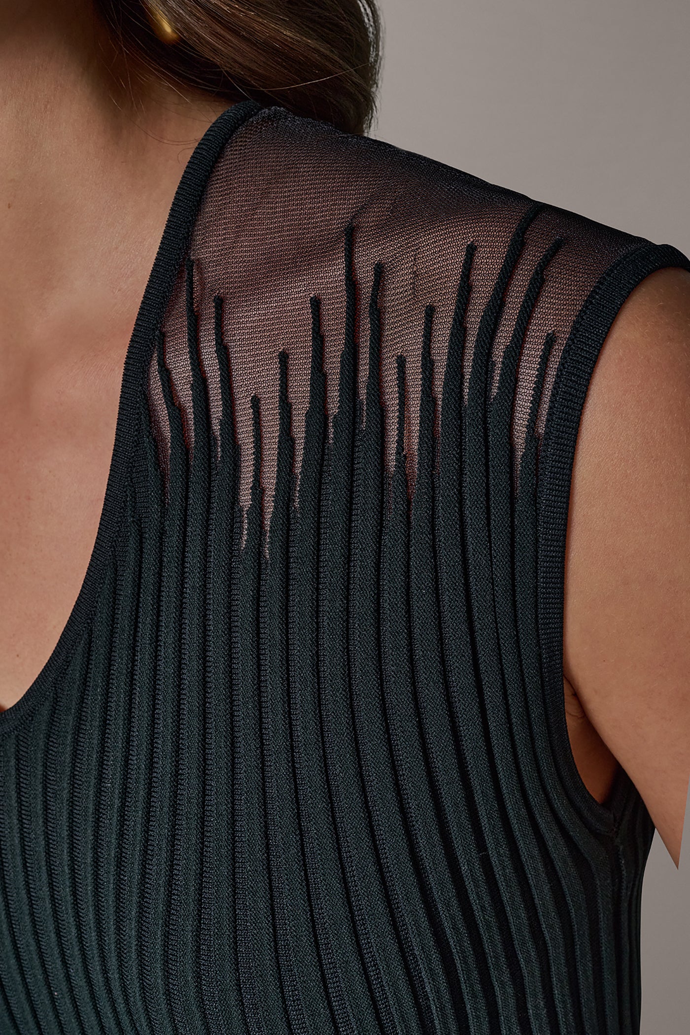 SLEEVELESS V-NECK SWEATER VIEW 5