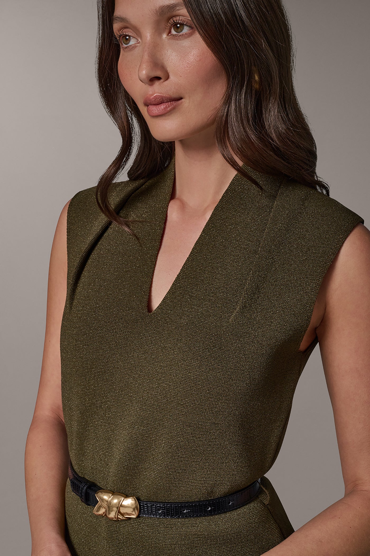 SLEEVELESS V-NECK BLOUSE VIEW 2
