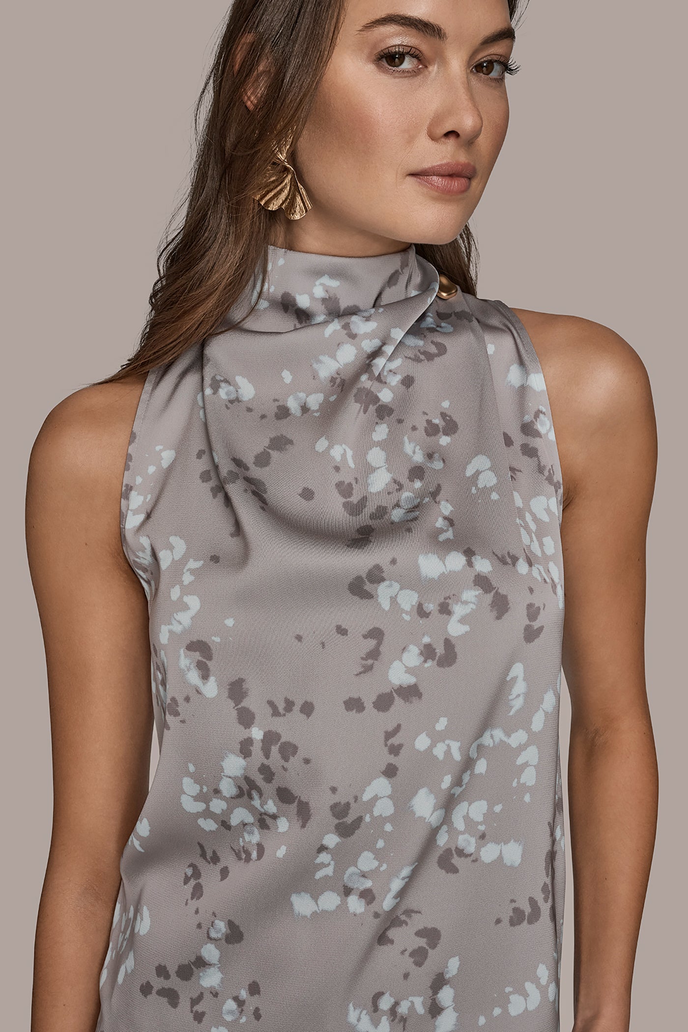 PRINTED MOCK NECK SLEEVELESS BLOUSE VIEW 4 | Tops