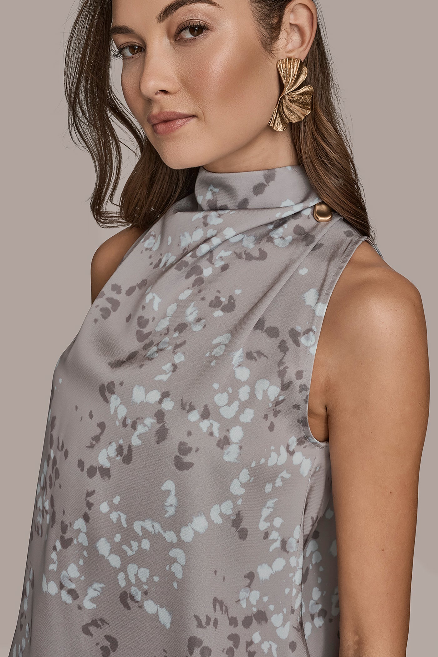 PRINTED MOCK NECK SLEEVELESS BLOUSE VIEW 6 | Tops