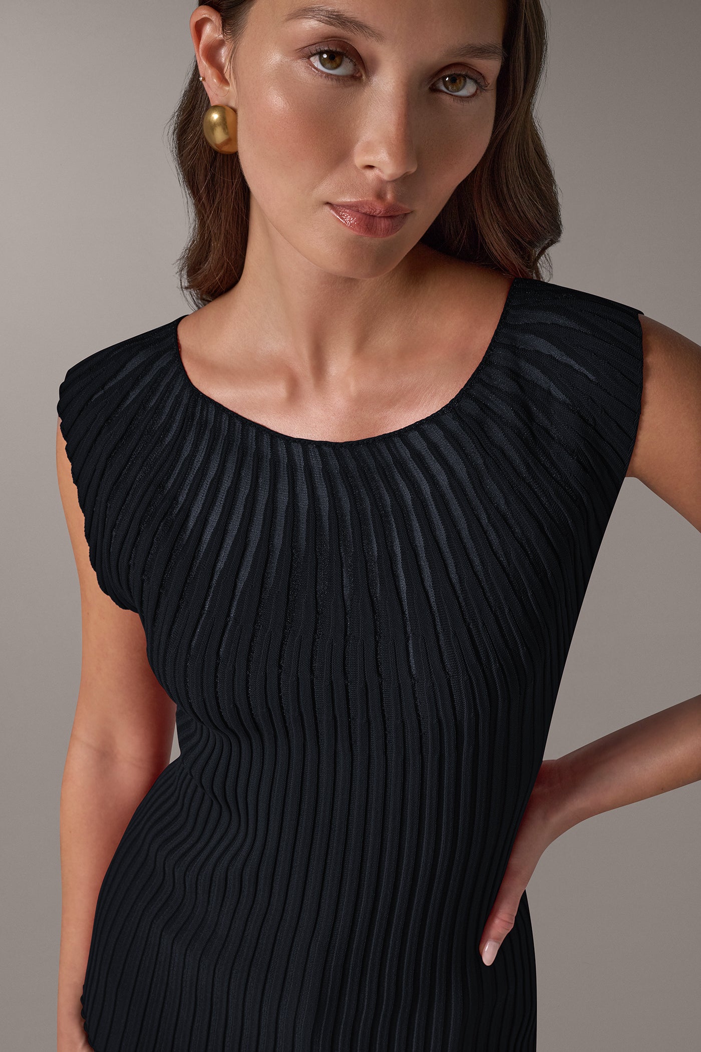 RIBBED SLEEVLESS SWEATER VIEW 2