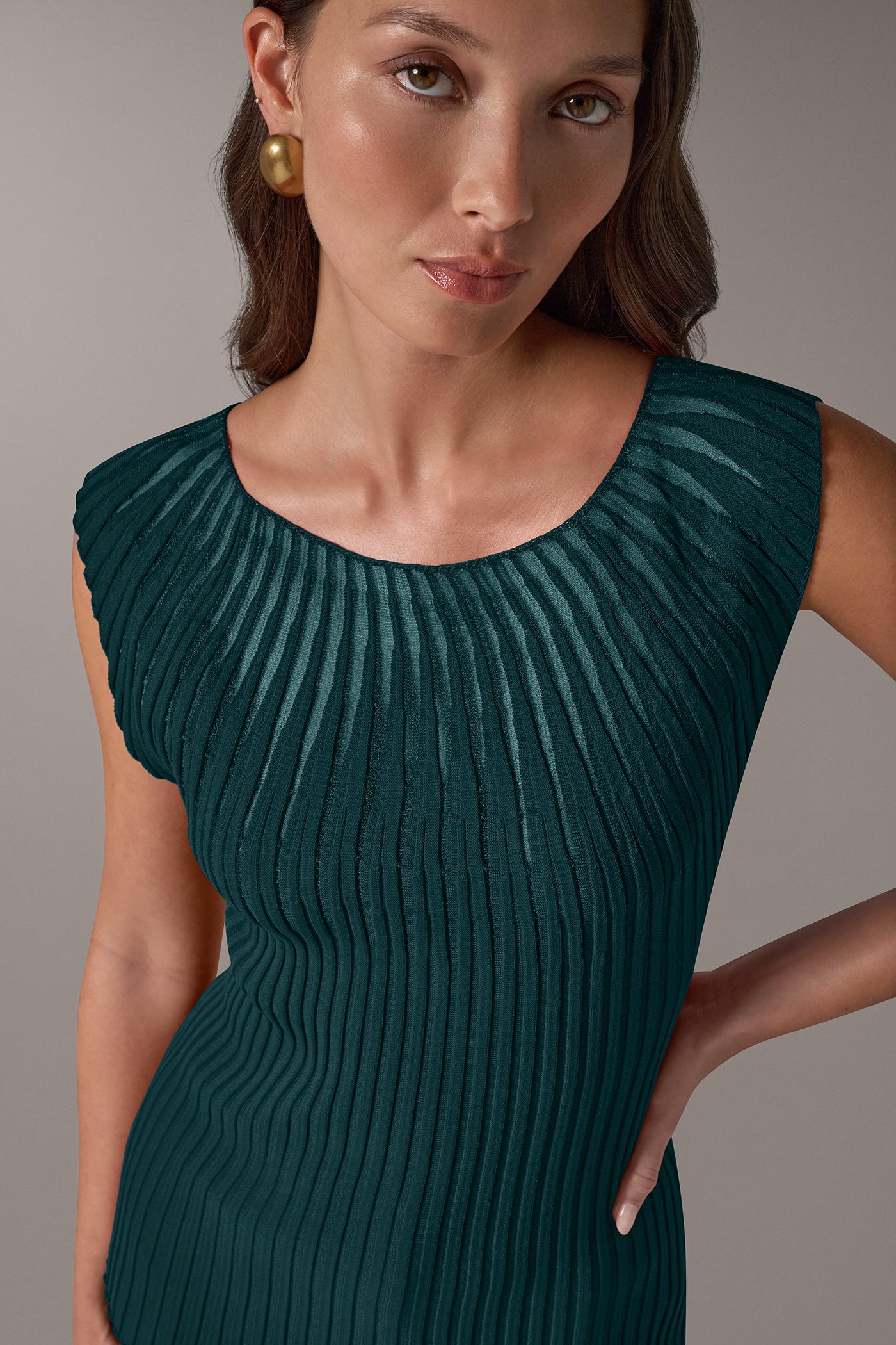 RIBBED SLEEVLESS SWEATER VIEW 2
