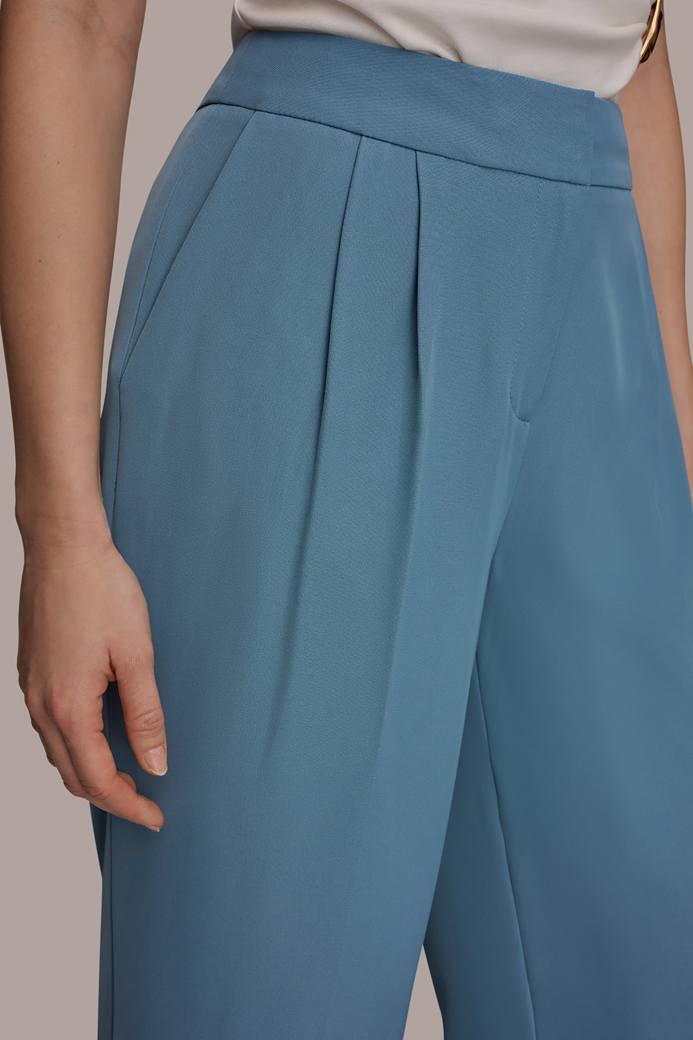 MID-RISE PLEATED WIDE-LEG SUIT PANT VIEW 4 | Matching Sets