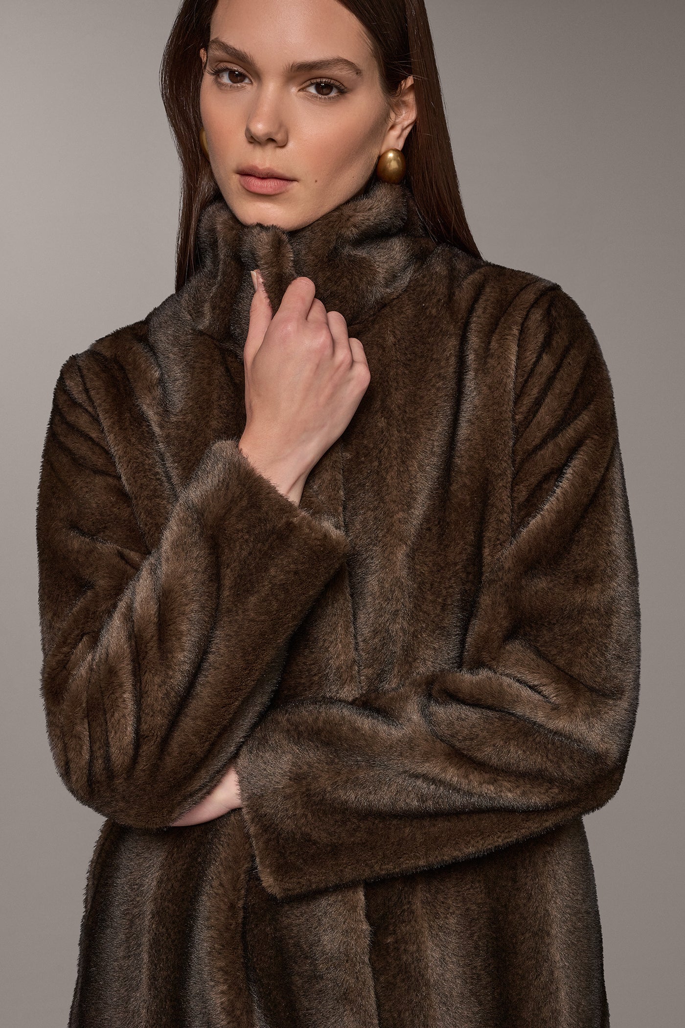 SHORT LUXE FAUX FUR COAT VIEW 2