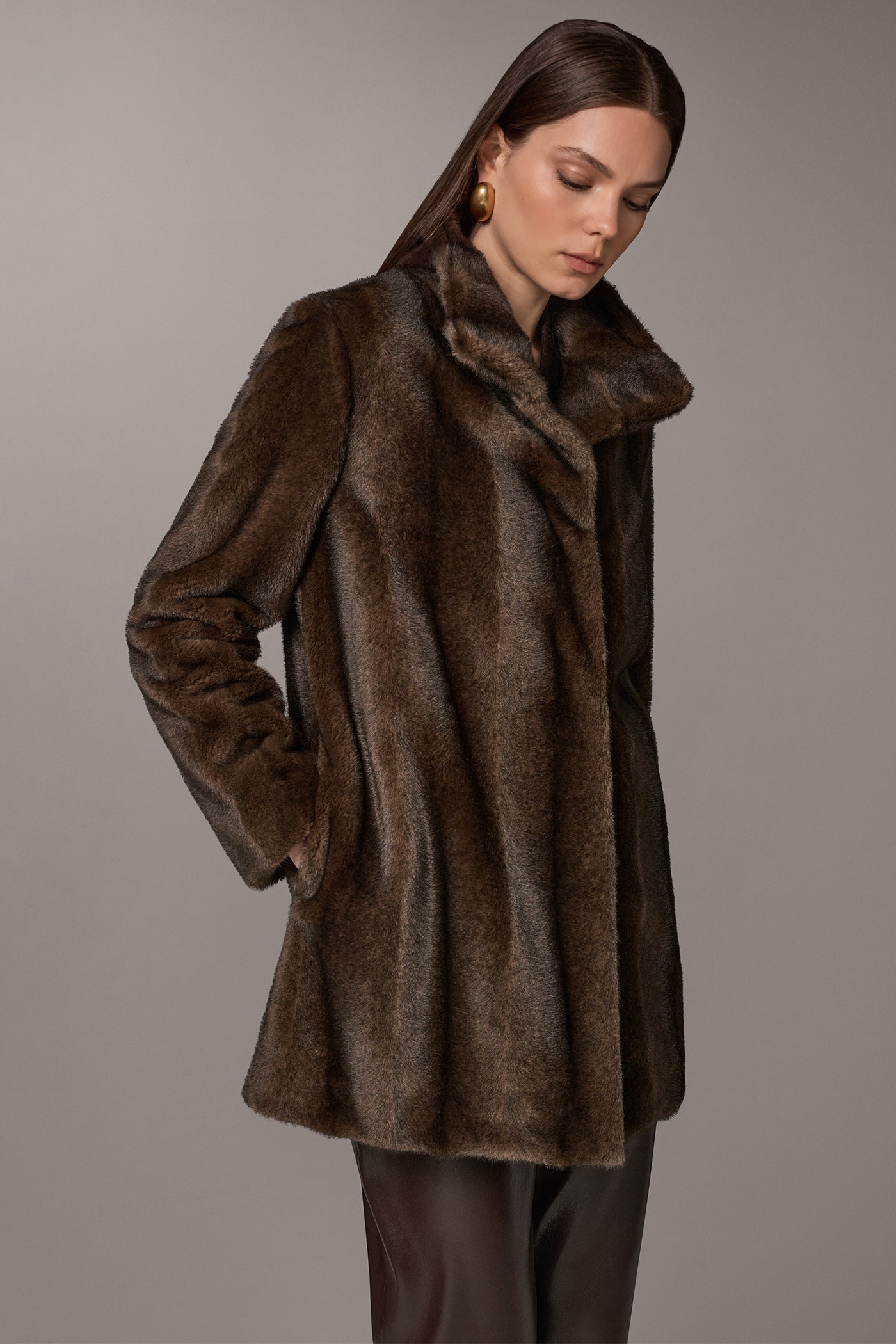 SHORT LUXE FAUX FUR COAT VIEW 4