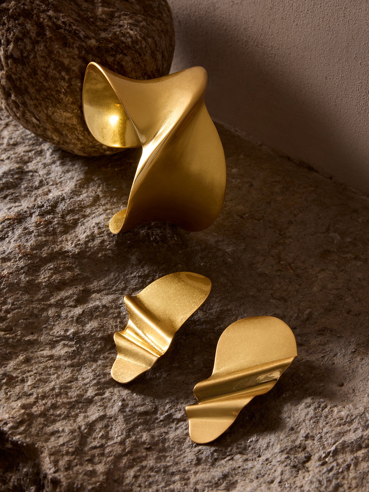 OVERSIZED TWISTED STUD EARRING | View 2 | Earrings